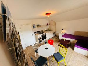 多夫加施泰因的住宿－Chalet Franzi，小型客厅配有桌椅