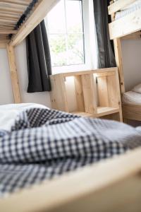 Bett in einem Zimmer mit Fenster in der Unterkunft Wattlodge in Norden