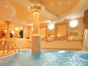 Bazén v ubytovaní Salnerhof Superior Lifestyle Resort alebo v jeho blízkosti