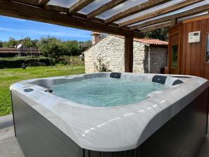 Quinta das Eiras في بينيلا: حوض استحمام ساخن كبير موجود في الفناء
