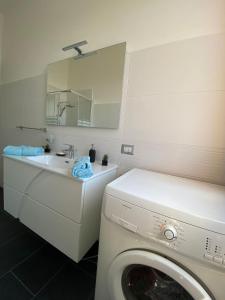 La salle de bains est pourvue d'un lave-linge et d'un lave-linge. dans l'établissement Moderna Casa Fronte Mare, à Cogoleto