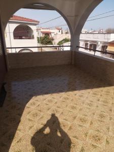 une ombre d'une personne debout sur un balcon dans l'établissement Villa Anna, à Leporano Marina
