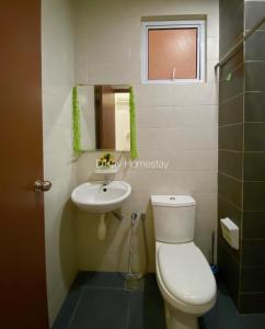 ein Bad mit einem WC und einem Waschbecken in der Unterkunft Mesahill Studio Deluxe King by DKAY in Nilai in Nilai