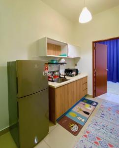 eine Küche mit Kühlschrank und Küchenvorleger in der Unterkunft Mesahill Studio Deluxe King by DKAY in Nilai in Nilai