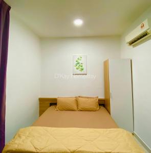 ein kleines Schlafzimmer mit einem Bett und einem Kühlschrank in der Unterkunft Mesahill Studio Deluxe King by DKAY in Nilai in Nilai