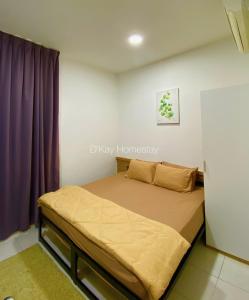 Bett in einem Zimmer mit einem lila Vorhang in der Unterkunft Mesahill Studio Deluxe King by DKAY in Nilai in Nilai