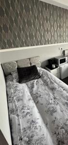 1 cama grande en un dormitorio con cama sidx sidx sidx sidx en The Majestic, en Great Yarmouth