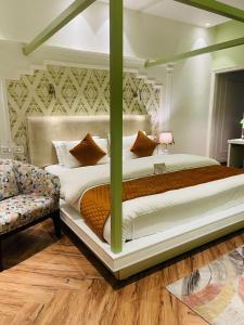sypialnia z dużym łóżkiem i kanapą w obiekcie Victorian Elegance Luxury Stays w mieście Amritsar