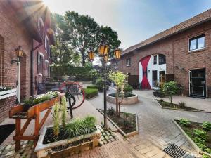 a courtyard with some plants and a building at Luxe voor 2 in het heuvelland-De Trekvogel in Vijlen