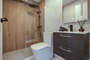 La salle de bains est pourvue d'une douche, de toilettes et d'un lavabo. dans l'établissement Princesa Blanka by ZANIS, à Torrevieja