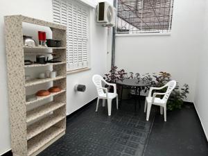 ブエノスアイレスにあるShareのダイニングルーム(テーブル、白い椅子付)