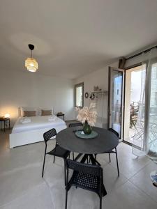 una camera con letto, tavolo e sedie di Anemos Apartments Marsala a Marsala