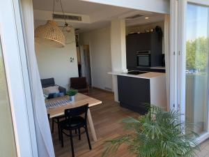 Una cocina y una sala de estar con mesa y sillas. en Appartamento Fronte Mare Sottomarina, en Sottomarina 7 fotos más