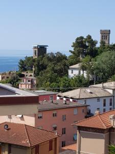 vistas a una ciudad con edificios y árboles en Ca Enrico luxury flat en Monterosso al Mare