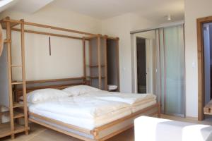 a bedroom with a bunk bed and a mirror at Weingut Familie Bauer in Großriedenthal