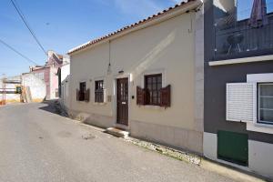 a white building with windows on the side of a street at Casa River Sun in Valada