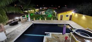 eine Draufsicht auf einen Swimmingpool bei Nacht in der Unterkunft Casa Jardim in Itanhaém