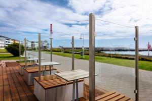 eine Gruppe von Tischen und Bänken auf einer Terrasse in der Unterkunft Insulaner Dependance in Helgoland