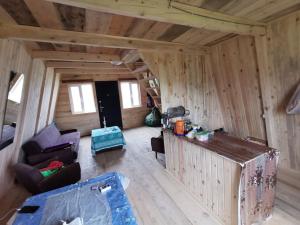 vistas al interior de una sala de estar con paredes de madera. en Cloudtop hut, en Gomi