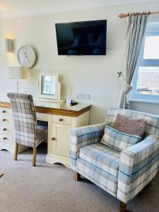 uma sala de estar com uma secretária e uma cadeira em The Boatside Inn - Hadrian - Twin Ensuite em Hexham