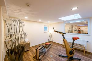 una habitación con un gimnasio con cinta de correr en Insulaner Dependance en Helgoland