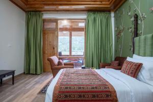 1 dormitorio con 1 cama grande y cortinas verdes en Ezzenza Swarg by Beas Golf Resort - Devlok Manali, en Baragrān