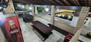 eine Draufsicht auf ein Restaurant mit einem Cola-Automaten in der Unterkunft Casa Jardim in Itanhaém