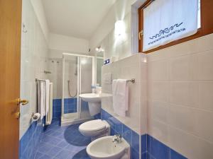 マルチェージネにあるAppartamenti La Perlaのバスルーム(トイレ2つ、シンク付)
