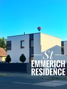 un bâtiment avec un panneau indiquant la résidence d'urgence dans l'établissement St Emmerich Residence, à Győr