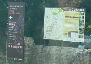 una señal en una pared junto a un mapa en calme et verdure en La Bazouge-de-Chemeré