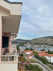 un balcón de un edificio con vistas a una masa de agua en Adriapartman, en Rogoznica 4 fotos más