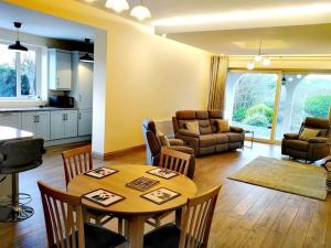 un soggiorno con tavolo e sedie e una cucina di Annalee House, Knappagh Valley - 1 hour to Airport a Shercock
