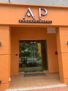 AP Concept Hotel في بيتالينغ جايا: مبنى برتقالي مع مدخل الى محل سيارات
