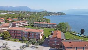 - une vue aérienne sur un complexe près de l'eau dans l'établissement San Sivino Apartments with pool by Wonderful Italy, à Manerba del Garda