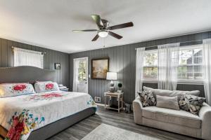 um quarto com uma cama e uma ventoinha de tecto em Spacious 4BR Marietta Home, Perfect for Families em Marietta