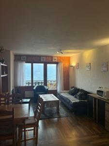ein Wohnzimmer mit einem Sofa und einem Tisch in der Unterkunft Bellevue L 031 - PLEASANT apartment 6 pers in Veysonnaz