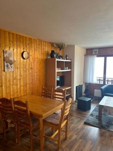 een eetkamer met een houten tafel en stoelen bij Bellevue L 031 - PLEASANT apartment 6 pers in Veysonnaz