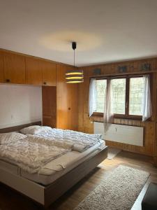 een slaapkamer met een groot bed en een kroonluchter bij Bellevue L 031 - PLEASANT apartment 6 pers in Veysonnaz