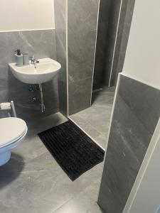 bagno con doccia, lavandino e servizi igienici di Adar ad Hannover