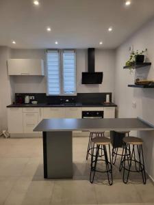 Η κουζίνα ή μικρή κουζίνα στο Maison de charme à Vétraz-Monthoux - Terrasse