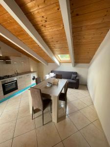 Il cottage di Matilde في كاستيلاماري دي ستابيا: مطبخ وغرفة طعام ذات سقف خشبي