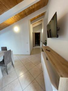 a kitchen with a table and a tv on a wall at Il cottage Stabia Centro in Castellammare di Stabia