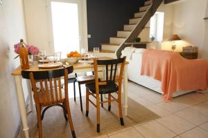 GuimiliauにあるMa petite maison bretonneのダイニングルーム(テーブル、椅子、階段付)