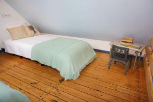 GuimiliauにあるMa petite maison bretonneのベッドルーム1室(ベッド1台、テーブル付)