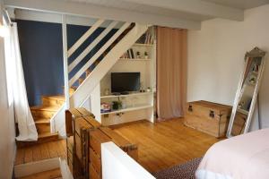GuimiliauにあるMa petite maison bretonneのベッドルーム(ベッド1台、テレビ付)