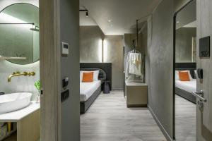 Postel nebo postele na pokoji v ubytování Arcadion Hotel