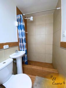 卡哈馬卡的住宿－Economica y centrica habitación，浴室配有卫生间、盥洗盆和淋浴。