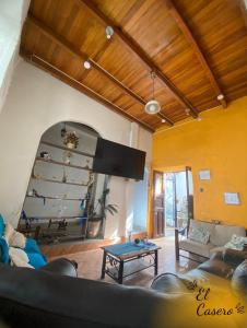 sala de estar con sofá y mesa en Economica y centrica habitación en Cajamarca