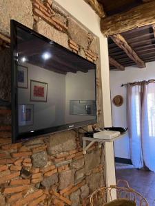 Una televisión o centro de entretenimiento en Charming House Isola di Capraia Casa Carlo Alberto