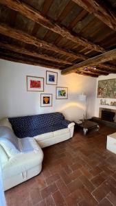 Un lugar para sentarse en Charming House Isola di Capraia Casa Carlo Alberto